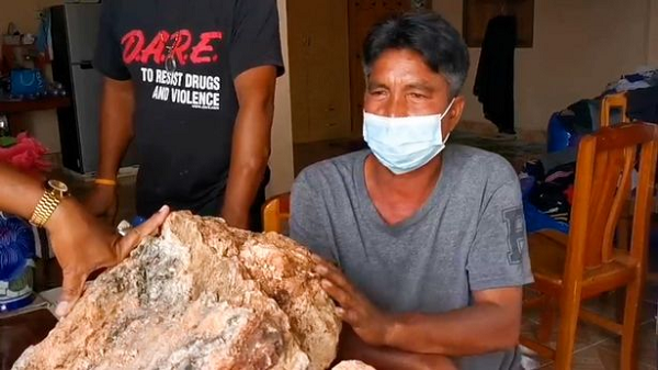 "Ngư dân ở làng tôi sinh sống chưa ai tìm thấy hay từng được sờ vào khối long diên hương nên mọi người đều rất tò mò muốn sờ thử. Hiện tại tôi đang rất vui và luống cuống chưa biết nên phải làm gì bây giờ...