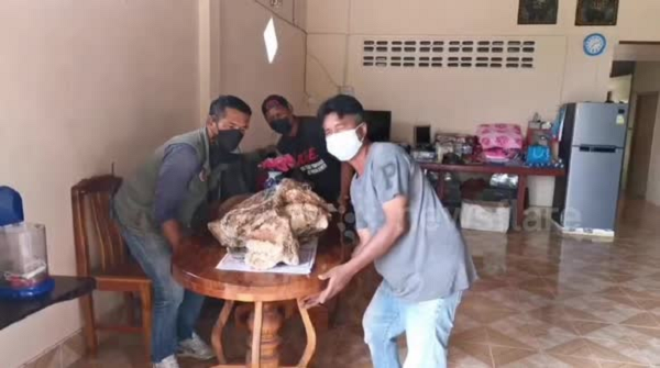 Lão ngư dân Narong cho biết khối long diên hương mà ông nhặt được nặng khoảng 30kg, ước tính có thể bán với giá gần 1 triệu bảng Anh (hơn 30 tỷ đồng).