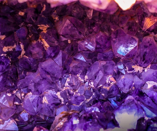 Theo thuyết ngũ hành, đá Sapphire là bùa may mắn cho những người mệnh Mộc, mệnh Thủy. Theo đó, khi mang trang sức đính đá Sapphire, chủ nhân sẽ luôn gặp được may mắn và thịnh vượng trong đời sống. Mời các bạn xem video: Khung cảnh thiên nhiên tuyệt đẹp tại các quốc gia ít dân nhất thế giới. Nguồn: VTC. 