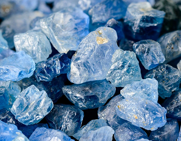 Đá có độ cứng được tính theo thang Mohs là 9. Sapphire có màu sắc phong phú, nổi bật nhất là màu xanh dương đậm, ngoài ra còn có các màu xanh phớt, xanh có ánh hồng, ánh tía…