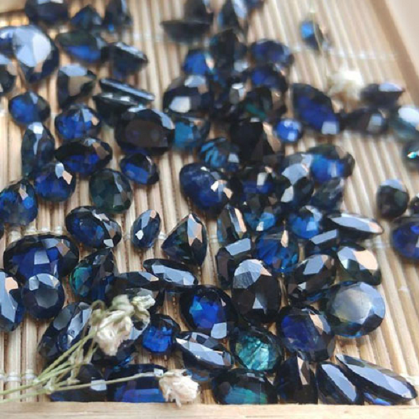 Đi dọc theo dòng, Nicolas Léger đã phát hiện được đoạn dòng trũng nơi các tinh thể sapphire tập trung số lượng lớn với đủ màu sắc và kích cỡ, từ xanh lam đến xanh lục, từ vài milimet đến vài chục xăng-ti-mét.