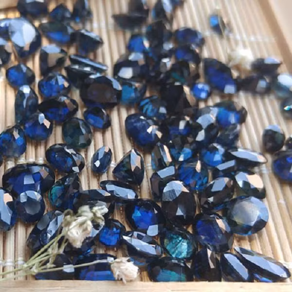 Đi dọc theo dòng, Nicolas Léger đã phát hiện được đoạn dòng trũng nơi các tinh thể sapphire tập trung số lượng lớn với đủ màu sắc và kích cỡ, từ xanh lam đến xanh lục, từ vài milimet đến vài chục xăng-ti-mét.