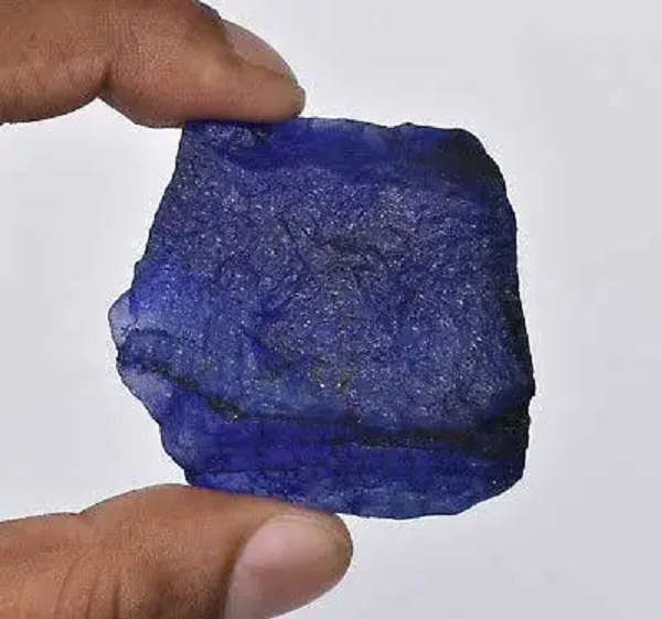 Trong các màu, xanh dương là phổ biến và được yêu thích nhất. Điều này có được nhờ các lớp Titan, Crom, Magie,… trong thành phần cấu tạo của đá tạo nên.