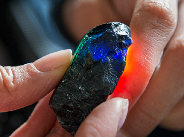 Chỉ sau vài hồi đảo chiếc sàng của mình trong làn nước, Nicolas Léger đã tìm thấy những viên đá sapphire màu xanh lam lóng lánh, minh chứng cho sự giàu có về khoáng sản của vùng núi lửa Auvergne trù phú.