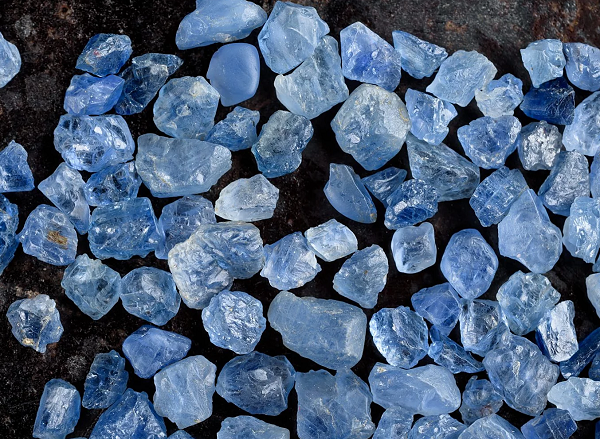 Đá Sapphire bóng, trong, không lẫn tạp chất là loại đá cao cấp, có giá trị không kém gì kim cương. Nguồn gốc tên gọi của đá Sapphire bắt nguồn từ tiếng Hy Lạp với nghĩa “Đá màu Xanh da trời”.