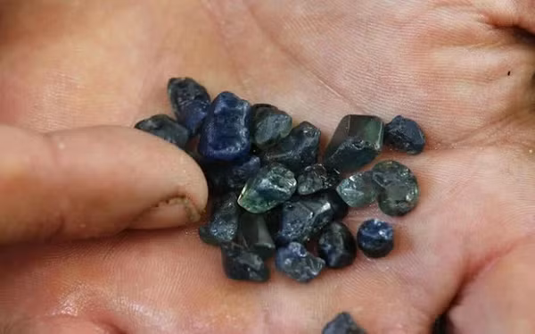 Ban đầu anh nghĩ rằng đó là một mảnh thủy tinh cũ. Tuy nhiên khi nhặt lên lại là một viên saphire xanh đúng điệu. Sau đó, Nicolas Léger lúi húi trong làn nước, không ngừng khoắng đáy suối để tìm kiếm những mẫu khoáng vật lẫn lộn trong đám cát.