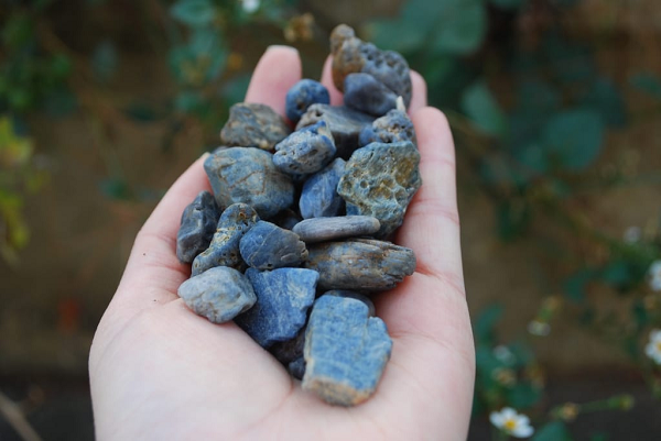 Đá Sapphire là 1 khoáng vật corundum có độ bền cao cùng chung người anh em là Ruby, ngoại trừ corundum màu đỏ được gọi là Ruby, còn lại tất cả những khoáng vật được hình thành từ corundum có màu sắc khác được gọi là Sapphire.