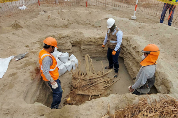 Lima nằm trong một thung lũng, có 3 con sông bắt nguồn từ dãy Andes chảy qua và từ hàng nghìn năm trước, đây là nơi cư ngụ của các nền văn minh nhân loại trước khi người Tây Ban Nha đến vào năm 1535.