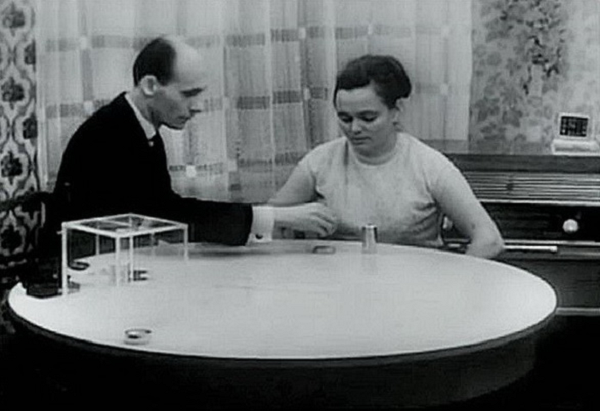 Trong một số thí nghiệm, Kulagina có thể di chuyển các đồ vật để trên mặt bàn mà không đụng tay vào, tách lòng trắng và lòng đỏ các quả trứng đã đập vỡ ngâm trong thùng nước, di chuyển một bao diêm được đặt trong trong một cái hộp bằng kính.