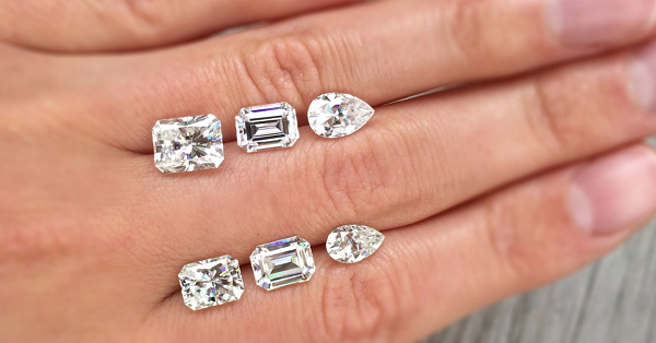 Các viên kim cương đổi màu đắt hơn nhiều kim cương trong suốt, nhưng sẽ rẻ hơn các viên kim cương có màu cố định như hồng hoặc cam.