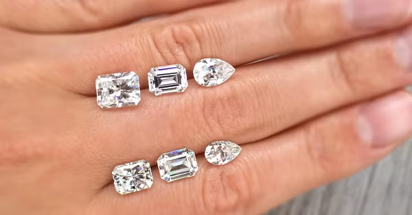 Các viên kim cương đổi màu đắt hơn nhiều kim cương trong suốt, nhưng sẽ rẻ hơn các viên kim cương có màu cố định như hồng hoặc cam.