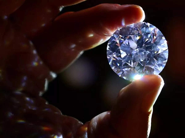 Paul Johnson, Viện Đá quý Mỹ cho biết: "Người tiêu dùng yêu thích sự quý hiếm, đó là điều mang lại giá trị cao cho viên kim cương".