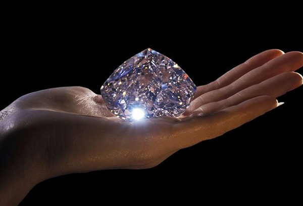 Lý do tại sao chúng thay đổi màu sắc vẫn còn là một bí ẩn. Một phần lý do là những viên kim cương này rất hiếm và rất khó để có được mẫu thử để nghiên cứu.