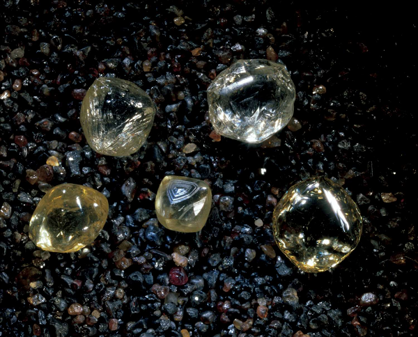 Kim cương được tạo thành từ các nguyên tử carcbon sắp xếp thành các tứ diện cứng, hoặc hình chóp tam giác. Chúng sẽ có màu khi có tạp chất hoặc có sự khác biệt về cấu trúc trong thành phần hóa học. Mời các bạn xem video: Khung cảnh thiên nhiên tuyệt đẹp tại các quốc gia ít dân nhất thế giới. Nguồn: VTC. 