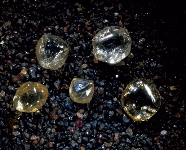 Kim cương được tạo thành từ các nguyên tử carcbon sắp xếp thành các tứ diện cứng, hoặc hình chóp tam giác. Chúng sẽ có màu khi có tạp chất hoặc có sự khác biệt về cấu trúc trong thành phần hóa học. Mời các bạn xem video: Khung cảnh thiên nhiên tuyệt đẹp tại các quốc gia ít dân nhất thế giới. Nguồn: VTC. 