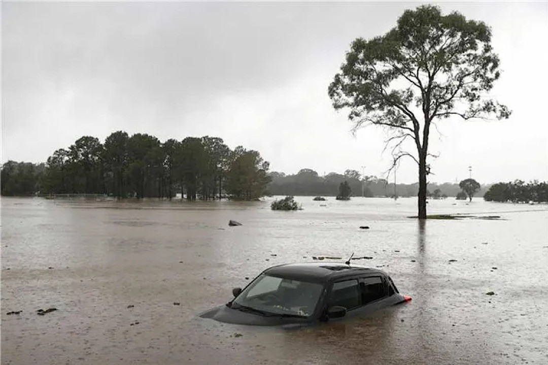 Ngoài ra, các đám cháy khiến nhiều chất vô cơ, đặc biệt là nitơ, rò rỉ vào hệ thống sông suối. Điều này dẫn đến sự thay đổi hóa học với dòng nước và gây ra các vấn đề như tăng phát sinh vi khuẩn gây hại cho con người, khi có nhiều người phụ thuộc vào các nguồn nước này để uống, sinh hoạt và đánh bắt cá.