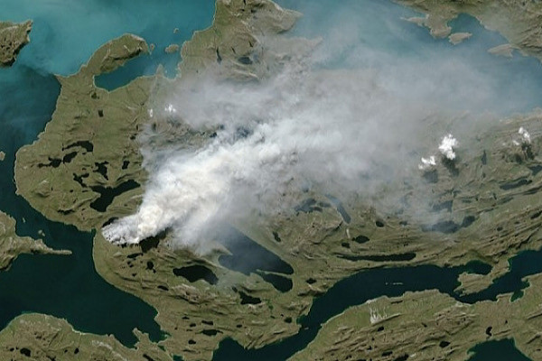 Điều này lại góp phần làm hành tinh nóng lên và băng lại tiếp tục tan chảy. Và loài người đang phải đối diện với những nguy cơ khủng khiếp.