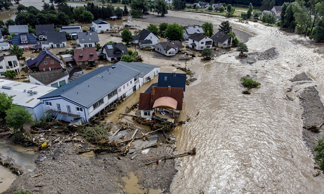 Carbon đen giải phóng từ các đám cháy cũng làm cho những lớp băng trở nên tối màu hơn và do đó hấp thụ nhiều năng lượng nhiệt hơn, tan nhanh hơn. Nếu dải băng ở Greenland tan chảy hoàn toàn, mực nước biển toàn cầu sẽ tăng khoảng 7m.