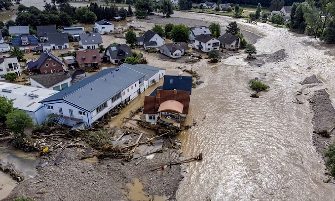 Carbon đen giải phóng từ các đám cháy cũng làm cho những lớp băng trở nên tối màu hơn và do đó hấp thụ nhiều năng lượng nhiệt hơn, tan nhanh hơn. Nếu dải băng ở Greenland tan chảy hoàn toàn, mực nước biển toàn cầu sẽ tăng khoảng 7m.