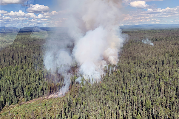 Các vụ cháy rừng bất thường đã bùng phát ở khắp những khu rừng vốn hẻo lánh và vùng đồng bằng lạnh lẽo vào mùa hè ở Bắc Cực. Nhiệt độ không khí Bắc Cực đã tăng lên với tốc độ gấp đôi so với mức trung bình toàn cầu.