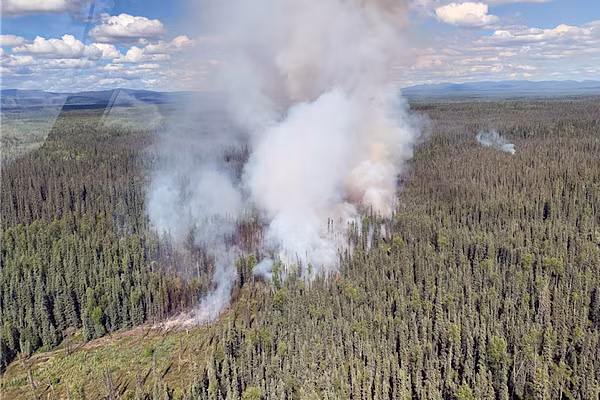 Các vụ cháy rừng bất thường đã bùng phát ở khắp những khu rừng vốn hẻo lánh và vùng đồng bằng lạnh lẽo vào mùa hè ở Bắc Cực. Nhiệt độ không khí Bắc Cực đã tăng lên với tốc độ gấp đôi so với mức trung bình toàn cầu.