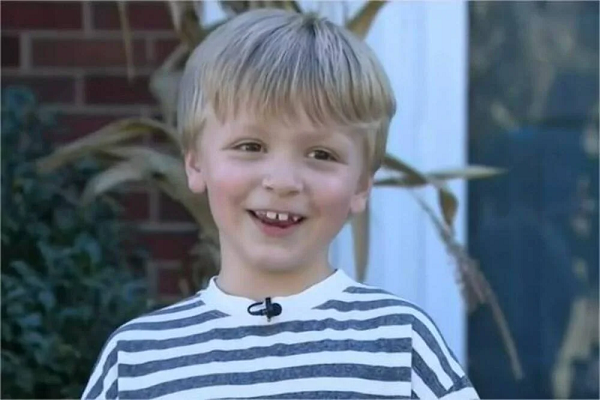 Chúng tương tự, nhưng khác biệt với voi ma mút lông xoắn. Không giống như voi ma mút lông xoắn, quái thú này không thuộc họ Elephantidae. Voi răng mấu từng hiện diện trên khắp nước Mỹ và nhiều vùng trên thế giới suốt kỷ băng hà.