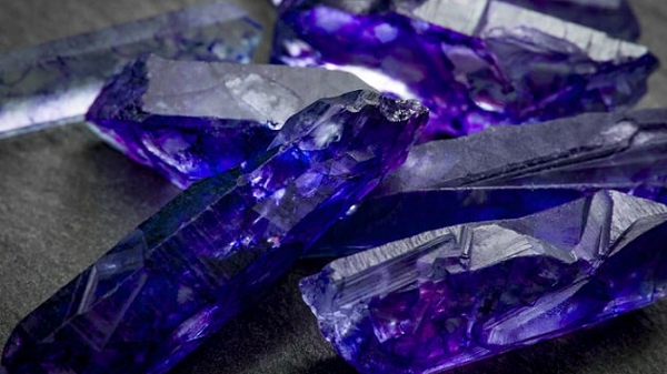 Một chuyên gia mỏ địa chất địa phương ước tính rằng trữ lượng tanzanite trên thế giới sẽ nhanh chóng cạn kiệt trong vòng 20 năm tới. Điều này càng khiến viên "kim cương xanh tím" này trở nên thứ được săn lùng ráo riết.