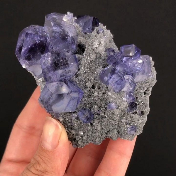 Ánh sáng mát – như đèn huỳnh quang tương đương ánh sáng ban ngày – sẽ làm nổi bật màu xanh lam của tanzanite, trong khi ánh sáng ấm – giống như sợi đốt – sẽ làm cho nó có vẻ từ tím sang tím hơn.