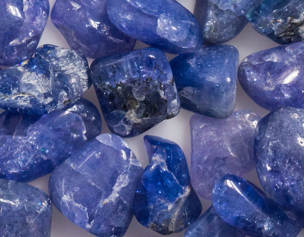 Đá Tanzanite được hình thành từ khoáng vật zoisite. Vẻ ngoài của Tanzanite bị ảnh hưởng rất nhiều bởi tính đa dạng của nó, đá tanzanite có khả năng hiển thị các màu sắc khác nhau khi nhìn theo các hướng tinh thể khác nhau.