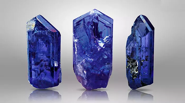 Đá tanzanite chất lượng cao nhất có thể có màu xanh lam tương tự như màu sapphire mịn hoặc màu tím trong suốt. Cả hai màu sắc tím và xanh lam đều có thể dễ dàng nhìn thấy ở trang sức đá tanzanite khi nó được lắc nhẹ và nghiêng.