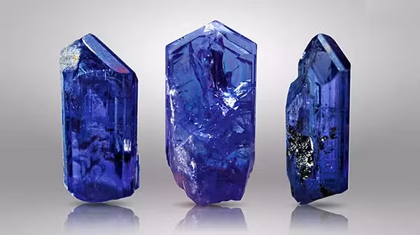 Đá tanzanite chất lượng cao nhất có thể có màu xanh lam tương tự như màu sapphire mịn hoặc màu tím trong suốt. Cả hai màu sắc tím và xanh lam đều có thể dễ dàng nhìn thấy ở trang sức đá tanzanite khi nó được lắc nhẹ và nghiêng.