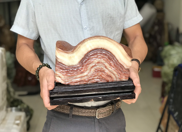 Sau khi Mã Văn Cường đem về, cha của anh nhìn thấy đã nói đây chắc chắn là một viên đá hiếm và khuyên anh nên mang nó lên thành phố tìm chuyên gia thẩm định.