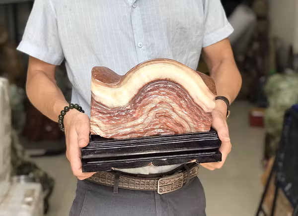 Sau khi Mã Văn Cường đem về, cha của anh nhìn thấy đã nói đây chắc chắn là một viên đá hiếm và khuyên anh nên mang nó lên thành phố tìm chuyên gia thẩm định.