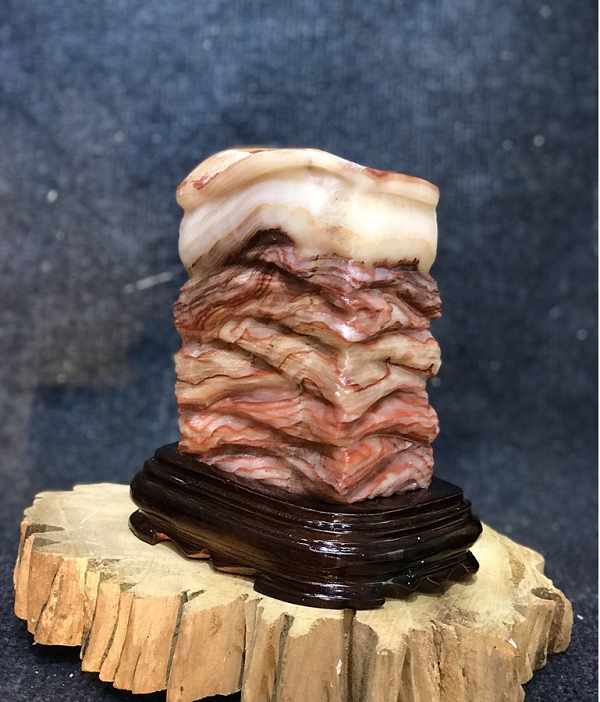 Đá thịt lợn quý giá ở chỗ nó có cả bì, các loại đá với màu đỏ và trắng đan xen có rất nhiều, nét đặc sắc ở chỗ nhiều phiến đá giống như miếng thịt ba chỉ, miếng thịt quay hay giống như chân giò lợn