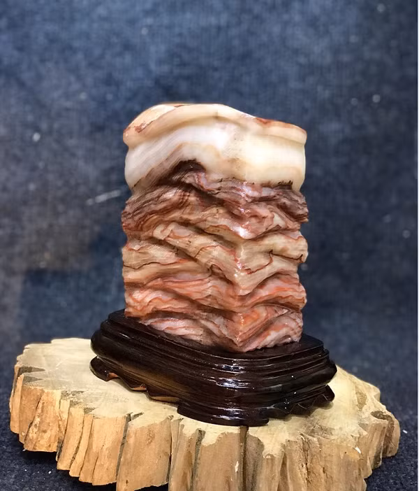 Đá thịt lợn quý giá ở chỗ nó có cả bì, các loại đá với màu đỏ và trắng đan xen có rất nhiều, nét đặc sắc ở chỗ nhiều phiến đá giống như miếng thịt ba chỉ, miếng thịt quay hay giống như chân giò lợn