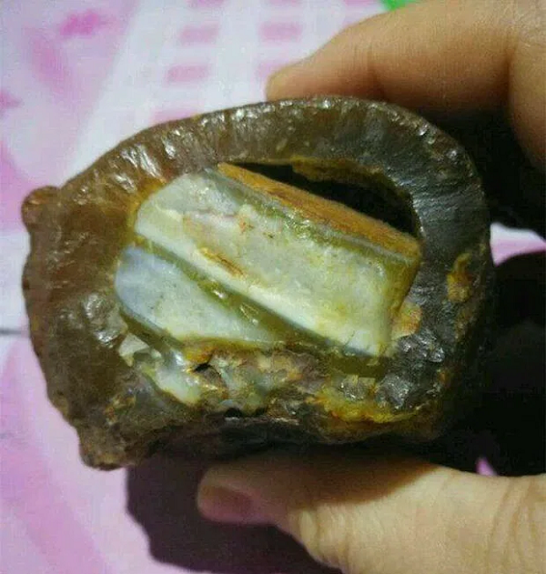 Một buổi sáng, Mã Văn Cường đi ra đồng cày bừa như mọi khi. Bỗng nhiên, từ đằng xa, anh thấy có thứ gì đó lấp lánh ánh sáng xanh dưới nắng vô cùng kỳ lạ.