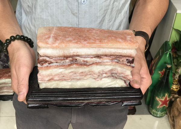 Trong quá trình vận động địa chất đã tiếp xúc với các khoáng chất khác và đã bị đổi màu nên tạo thành hình dạng và màu sắc đặc biệt như một miếng thịt lợn.