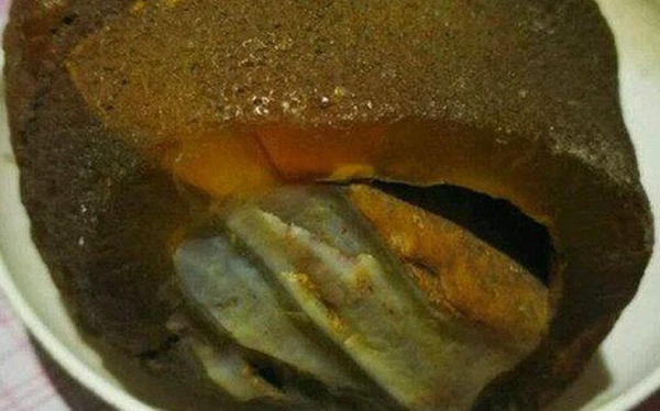 Mã Văn Cường bị trí tò mò thôi thúc nên đã nhặt nó lên xem xét thì phát hiện hóa ra đây là một viên đá. Vì thấy quá kỳ lạ, anh Mã quyết định mang về nhà cho mọi người xem.