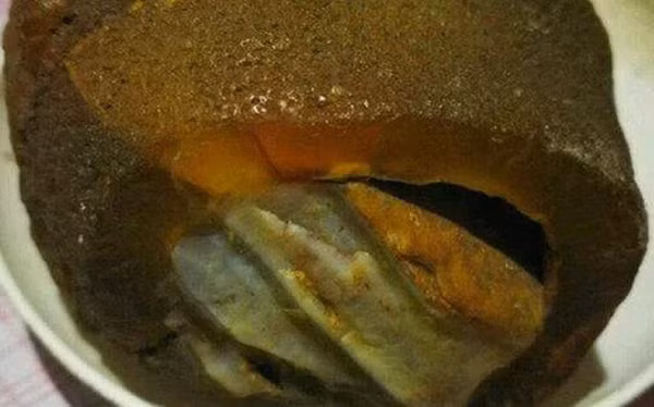 Mã Văn Cường bị trí tò mò thôi thúc nên đã nhặt nó lên xem xét thì phát hiện hóa ra đây là một viên đá. Vì thấy quá kỳ lạ, anh Mã quyết định mang về nhà cho mọi người xem.