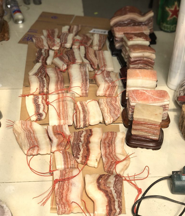 Hóa ra đây là đá mã não thịt lợn, còn được gọi là Nhục Hình Thạch. Đa số loại đá này thuộc kiểu đá trầm tích, đá silic, canxit hoặc đá biến chất.