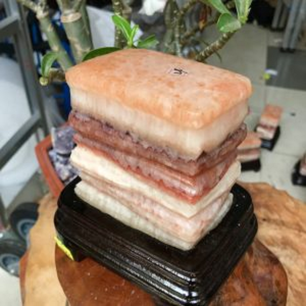 Những viên đá này có độ tuổi khác nhau, hình thành trong các giai đoạn địa chất khác nhau cũng như tiếp xúc với nhiều khoáng chất khác nhau, do vậy mà viên đá có được hoa văn đặc biệt.