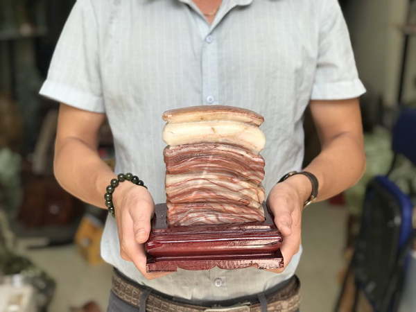 Thật bất ngờ, các chuyên gia của Cục Khảo sát Địa chất cho biết, đây là một miếng mã não thô rất đặc biệt từ hình dáng cho tới giá trị sưu tầm. Các chuyên gia này còn bất ngờ đề nghị được tới phần ruộng nhà Mã Văn Cường để tìm kiếm thêm.