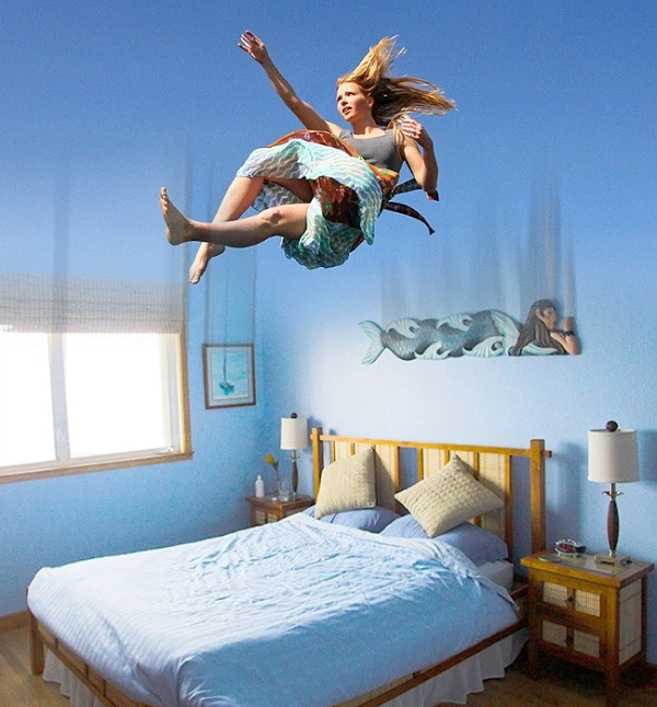 Ngủ cũng tương tự như chết, nhịp tim và nhịp thở đều chậm lại, nhịp điệu cơ bắp giảm. Điều này khiến não cảm thấy sợ hãi vì cho rằng cơ thể đang chết thật. Do đó não gửi xung lực đến cơ bắp để kiểm tra xem cơ thể còn sống hay không.