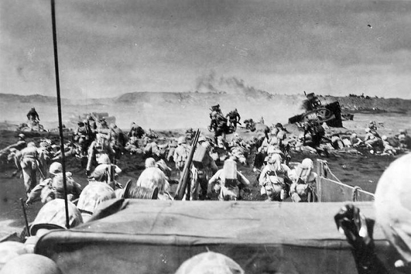 Liên tục trong 53 năm, hòn đảo Iwo Jima không một bóng người, trở thành đảo hoang bởi đây là một trong những địa điểm nguy hiểm nhất hành tinh. Và nó được mệnh danh là "Đảo Lưu huỳnh" (vì loại khí lưu huỳnh phun ra trong quá trình núi lửa hoạt động).