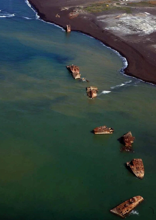 Sau hàng chục năm nằm dưới đáy biển, các xác tàu bất ngờ nổi trở lại sau hàng loạt cơn địa chấn gây ra bởi một trong những núi lửa nguy hiểm nhất Nhật Bản, Suribachi.