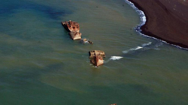 "Khu vực biến đổi địa chất đã lan rộng ra các khu vực xung quanh đảo, điều này cho thấy hoạt động của núi lửa vẫn chưa giảm bớt", ông Setsuya Nakada - giám đốc Trung tâm Xúc tiến nghiên cứu núi lửa của chính phủ - nói với kênh truyền hình All Nippon News.