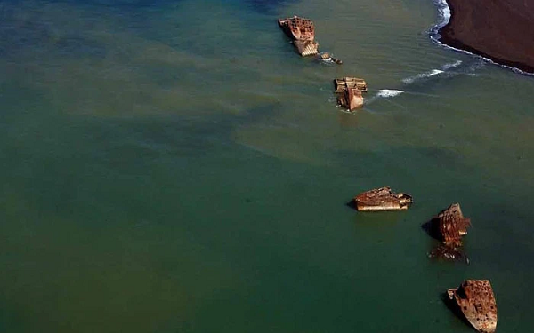 Các hình ảnh cho thấy, các xác tàu đắm đã trồi lên và nằm mắc cạn trên tro núi lửa. Các xác tàu gần như đã vỡ vụn và hiện trên đảo không có dân sinh sống vì vẫn còn tồn lại nhiều bom đạn từ thời chiến tranh.