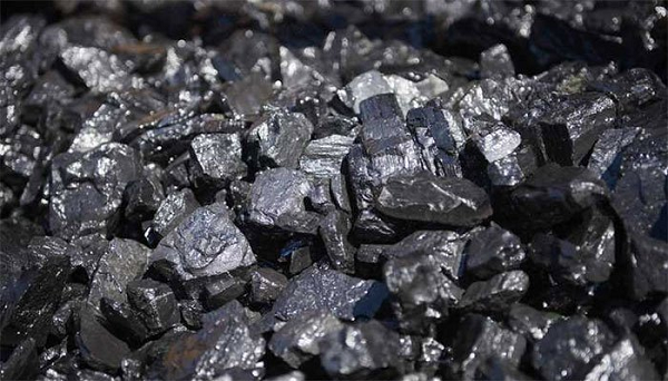 Ở khu vực xung quanh Suralaya, bụi than thường tích tụ trên các mái nhà và người dân phàn phải sống chung với đủ loại vấn đề sức khỏe. Các triệu chứng sức khỏe thường thấy nhất là ho và khó thở.