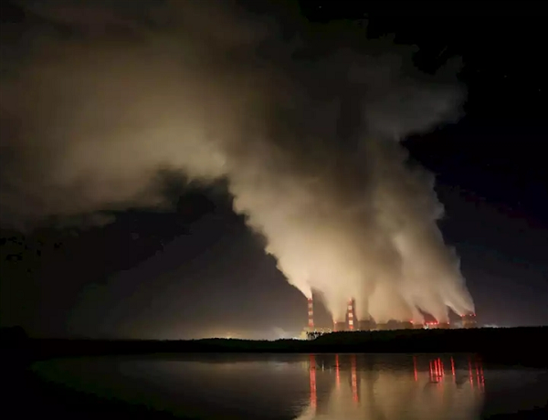 Điển hình là mức độ ô nhiễm không khí chết người ở Ấn Độ và những đợt nắng nóng khắc nghiệt dẫn đến cháy rừng liên miên ở Australia.