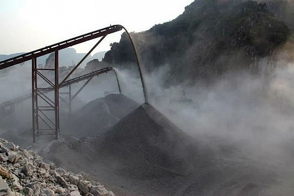 Than đá là nguyên nhân gây ra 20% hiện tượng hiệu ứng nhà kính và khí thải ga, vốn là nguyên nhân hàng đầu làm biến đổi khí hậu. Ô nhiễm không khí từ việc đốt cháy than đá gây tổn hại trực tiếp tới sức khỏe con người và đó cũng là lý do mà có một số nhà khoa học đã ví than đá là kẻ thù của loài người.